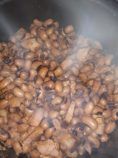 A picture of Black eyed peas and ham.