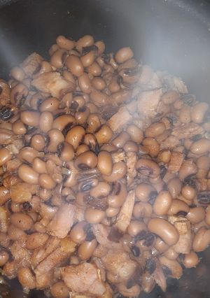 A picture of Black eyed peas and ham.