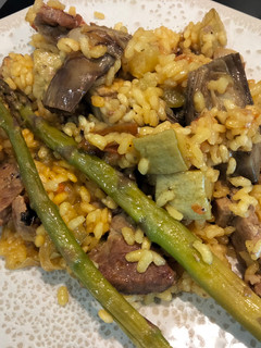 Una foto de Arroz con magro y espárragos