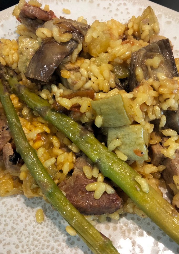 Una foto de Arroz con magro y espárragos