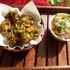 A picture of Palak pakoda with peas chaat.