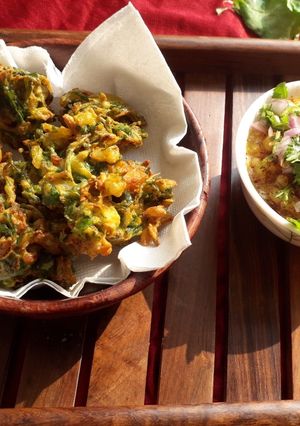 A picture of Palak pakoda with peas chaat.