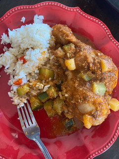 Una foto de Pollo guisado con salsa