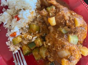 Una foto de Pollo guisado con salsa