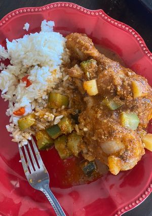 Una foto de Pollo guisado con salsa
