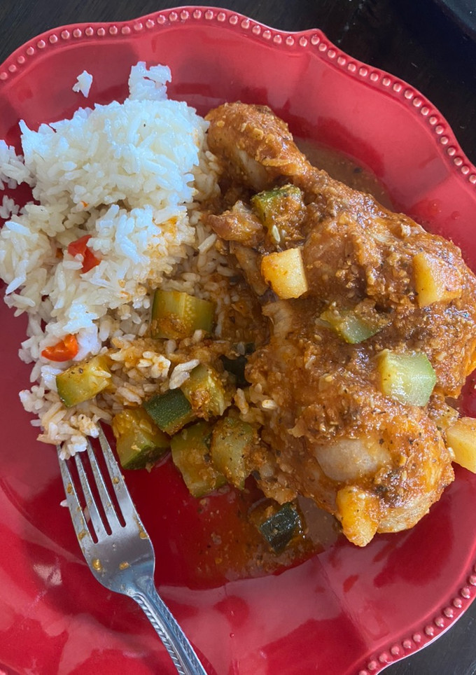 Una foto de Pollo guisado con salsa