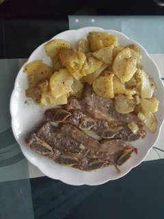 Una foto de Churrasco al horno con patatas a las hierbas provenzales