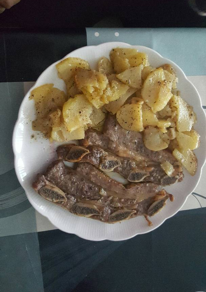 Una foto de Churrasco al horno con patatas a las hierbas provenzales