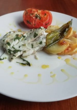 Una foto de Cherne (pescado canario) al horno con base de papa