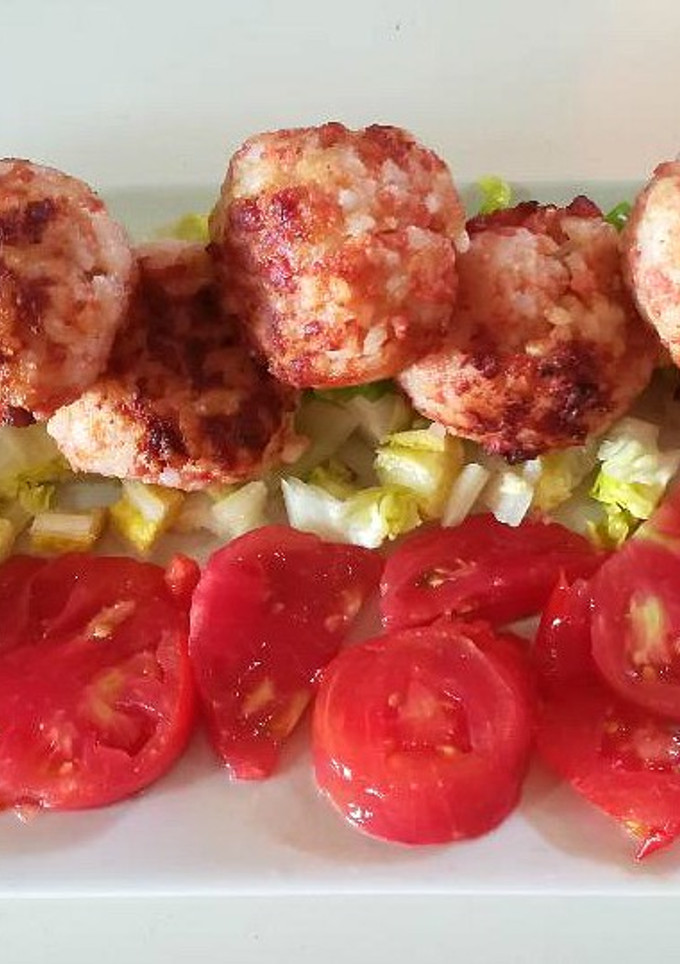 Una foto de Albóndigas de arroz y salchichas Frankfurt