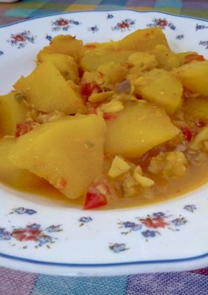 Una foto de Papas en amarillo con pescado