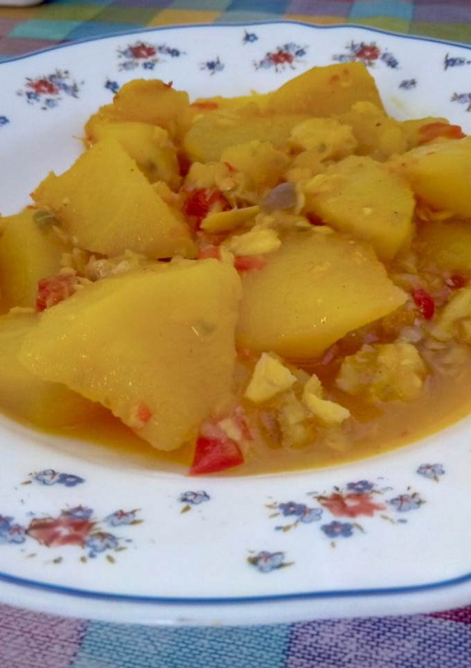 Una foto de Papas en amarillo con pescado