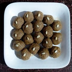 A picture of Sooji peanuts ladoo.
