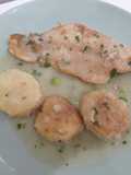 Filetes de merluza, patatas y guisantes en salsa verde