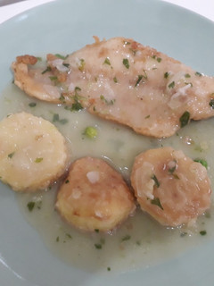 Una foto de Filetes de merluza, patatas y guisantes en salsa verde