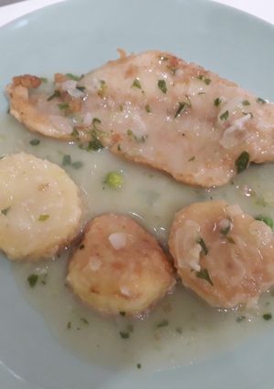Una foto de Filetes de merluza, patatas y guisantes en salsa verde