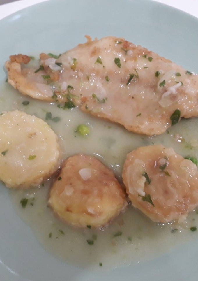 Una foto de Filetes de merluza, patatas y guisantes en salsa verde
