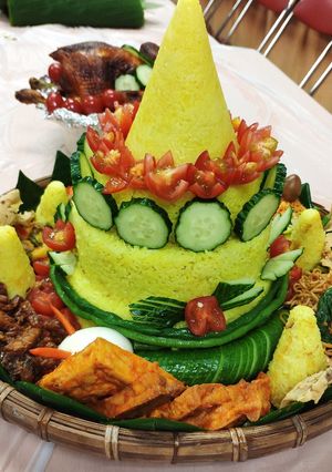 A picture of Nasi Kuning (Yellow Rice).