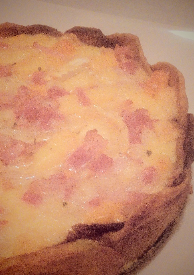 Una foto de Tarta de queso y bacon con base de patatas