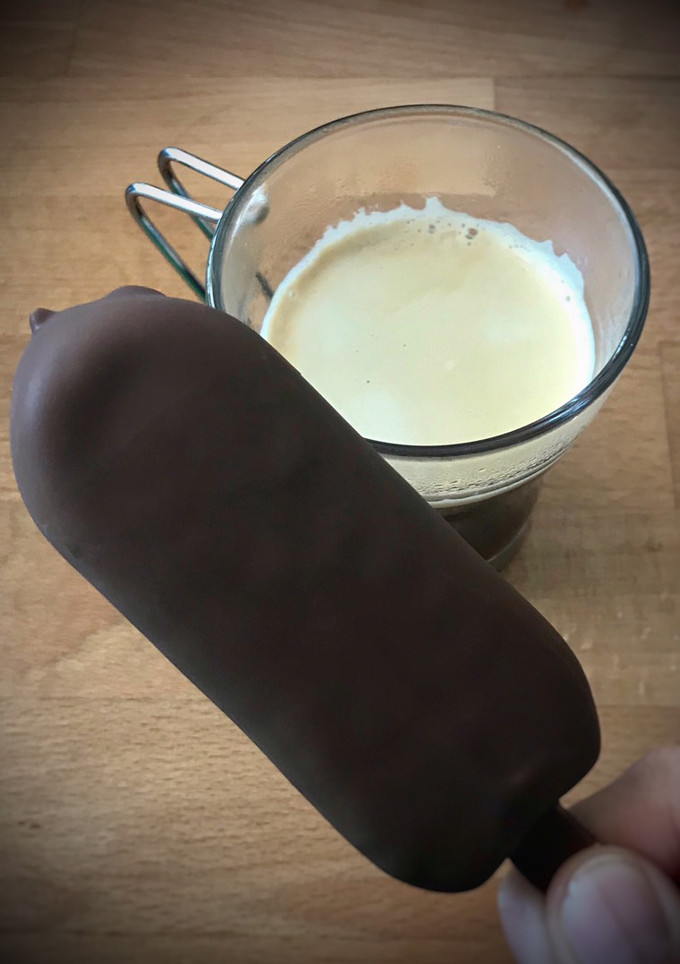 Una foto de Helado doble chocolate