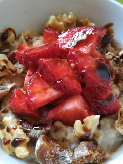 Una foto de Porridge de avena con Higos y Fresas