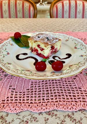Bögrés piskóta savanyú gyümölcsökkel és dióval recept fotója