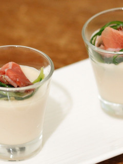 Foto di Crema di fagioli bianchi con cicorielle selvatiche e speck