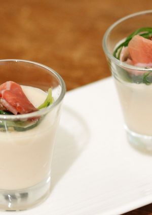 Foto di Crema di fagioli bianchi con cicorielle selvatiche e speck