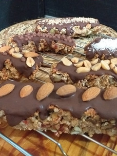Una foto de Barras de cereal bañado de chocolate y frutos secos