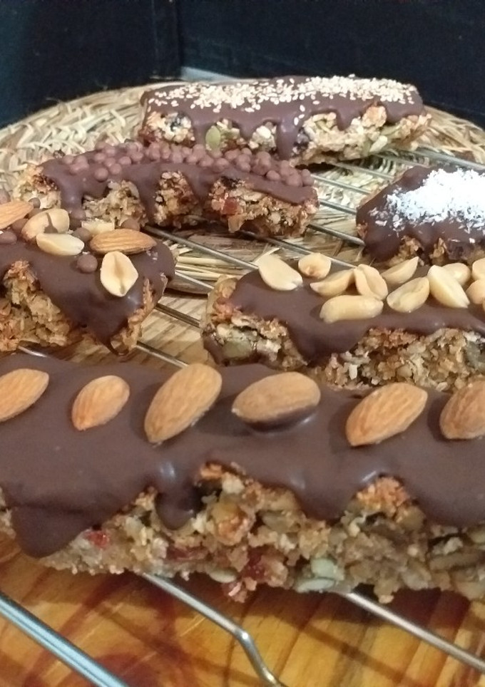 Una foto de Barras de cereal bañado de chocolate y frutos secos