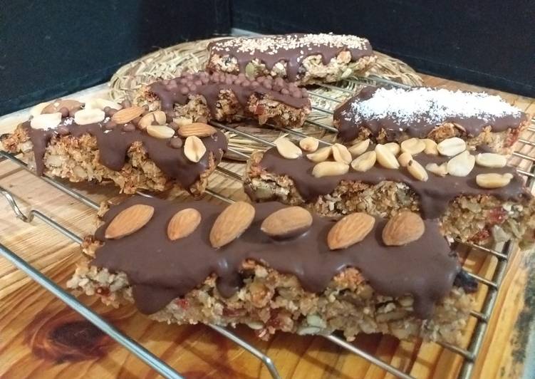 Barras de cereal bañado de chocolate y frutos secos Receta de Marisol Melgarejo - Cookpad