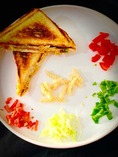 वेज पास्ता सैंडविच (Veg pasta sandwich recipe in Hindi) रेसिपी मुख्य फोटो