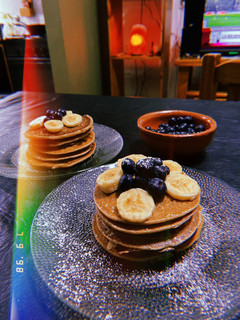 Una foto de Pancakes veganos y sin gluten, sin azúcar