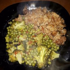 A picture of Chicken rice and Veges.