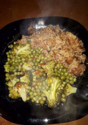 A picture of Chicken rice and Veges.