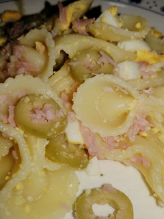 Una foto de Ensalada de fideos, huevo, aceitunas y jamón