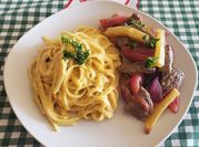 Una foto de tallarín saltado chifa con carne