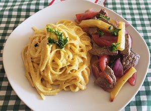 Una foto de Tallarín a la huancaina con lomo saltado