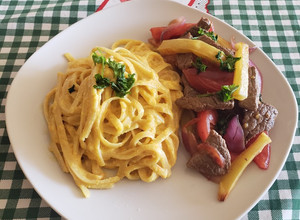 Una foto de Tallarín a la huancaina con lomo saltado