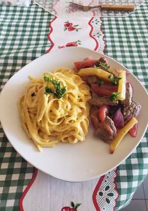 Una foto de Tallarín a la huancaina con lomo saltado