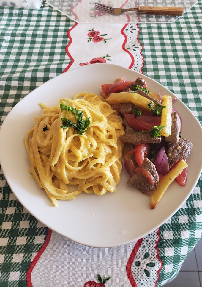 Una foto de Tallarín a la huancaina con lomo saltado