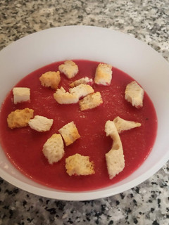 Una foto de Gazpacho o crema de remolacha fría