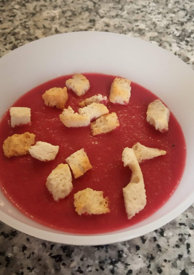 Una foto de Gazpacho o crema de remolacha fría