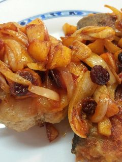 Una foto de Merluza con salsa de manzana y pasas
