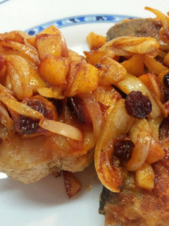 Una foto de Merluza con salsa de manzana y pasas