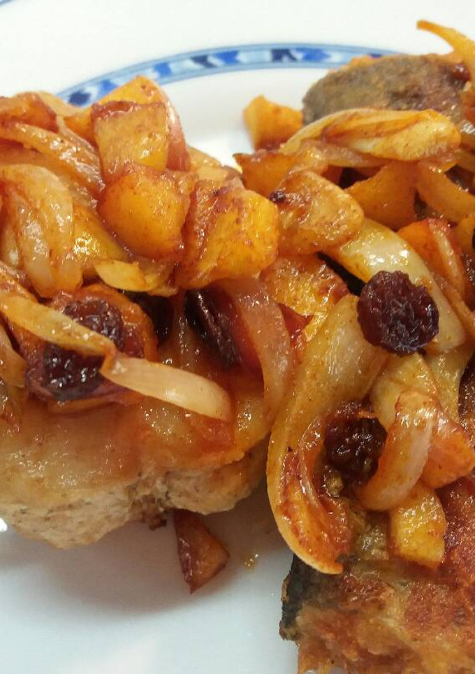 Una foto de Merluza con salsa de manzana y pasas