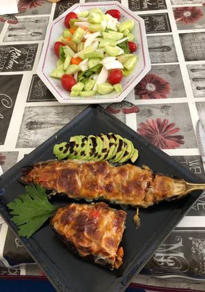 Foto principal de Berenjenas rellenas con guarnición de aguacate y ensalada