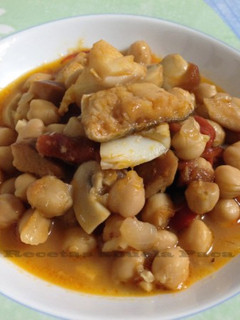 Foto principal de Garbanzos con setas y bacalao