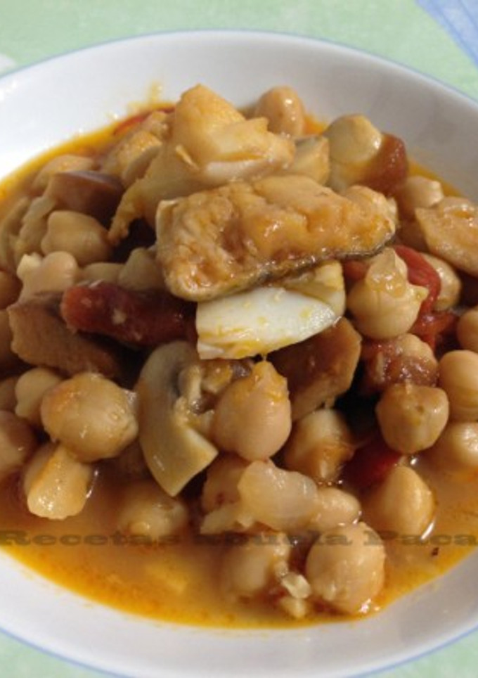 Una foto de Garbanzos con setas y bacalao