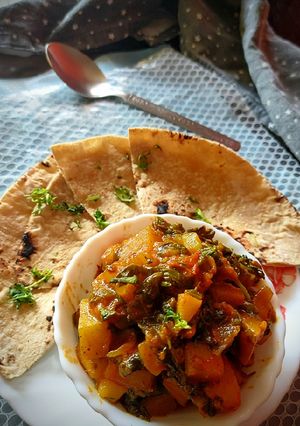 A picture of Lasooni Aloo Palak.